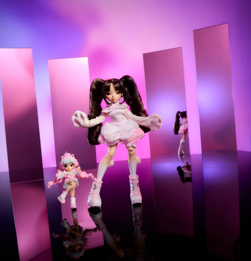 Mirror Mi dolls with their Mini mi versions