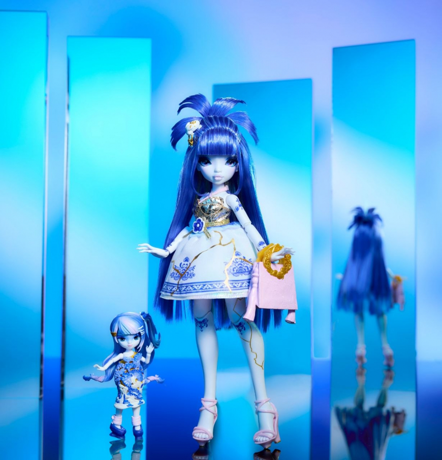 Mirror Mi dolls with their Mini mi versions